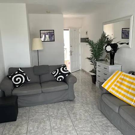 Lovely 2 Bed 17a3 Victoria Court 1,los Cristianos, Tenerife דירה לוס כריסטיאנוס
